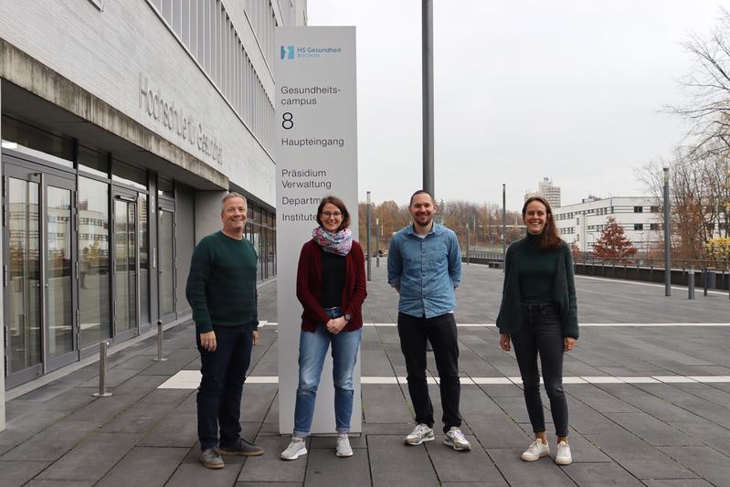 Das Foto zeigt einen Teil des Projektteams an der Hochschule für Gesundheit (v.l.n.r.): Prof. Dr. Christian Grüneberg, Sandra Stuhrmann, Yannick Blum und Franziska Weber.