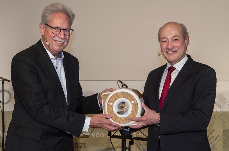 Der Physiker Prof. Dr. Jens Frahm erhält den 39. Werner-von-Siemens-Ring von dem Vorsitzenden des Stiftungsrats Prof. Dr. Joachim Ullrich