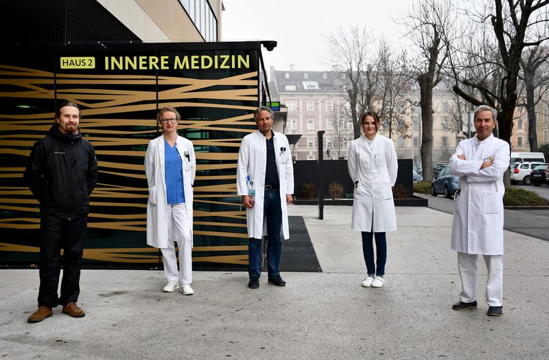 Das Innsbrucker Studienteam, v.l.: Erstautor Piotr Tymoszuk, die StudienleiterInnen Judith Löffler-Ragg und Raimund Helbok, Erstautorin Sabina Sahanic und Klinikdirektor Günter Weiss.