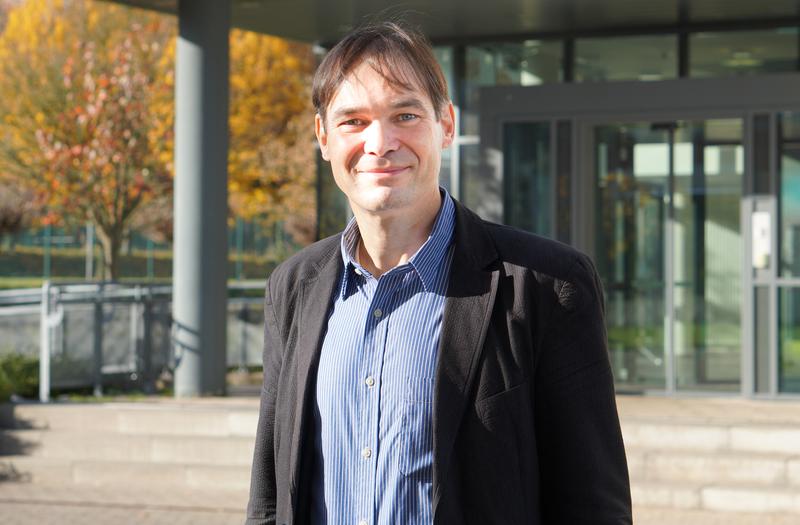 Der Chemieprofessor Dr. Harald Gröger von der Universität Bielefeld beschäftigt sich mit der Herstellung von Weichmachern aus nachwachsenden Rohstoffen.