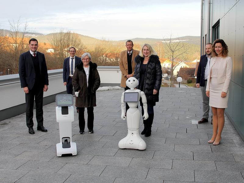 v.l. Freyung-Grafenaus Landrat Sebastian Gruber,Christian Schmitz (Vorstand Arberlandkliniken),Regens Landrätin Rita Röhrl,Marcus Plaschke (Geschäftsführer Kliniken am Goldenen Steig),Prof. Dr. Diane Ahrens,Prof. Dr. Florian Wahl,Lisa-Marie Hanninger