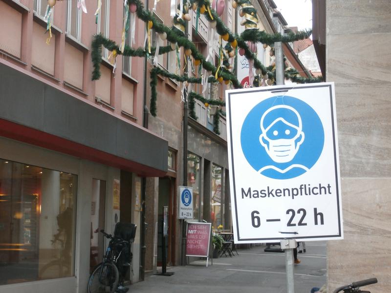 Manche Menschen meiden womöglich diese Würzburger Gasse. Denn der bloße Anblick einer Maske kann Corona-Ängste aktivieren.