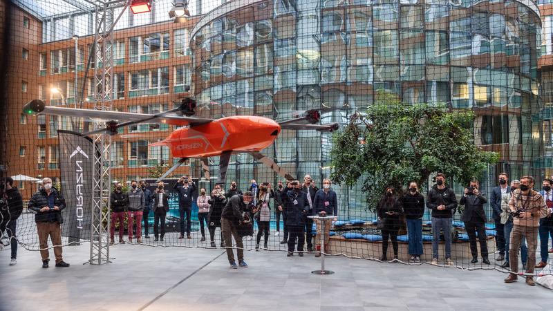 Der Prototyp der Lebensrettungsdrohne von TUM Horyzn beim Testflug 