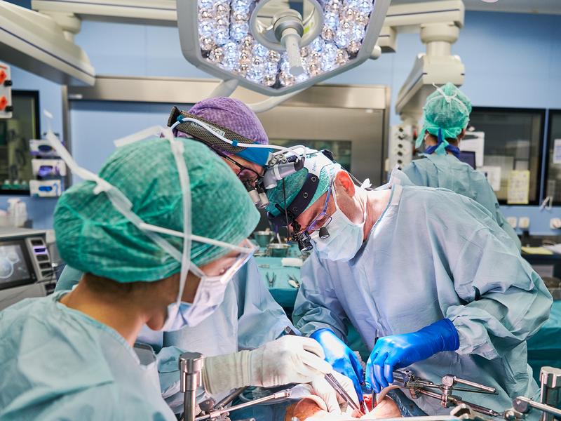 Prof. Dr. med. Daniel Candinas und Team während einer Operation: Wichtige, lebensrettende Eingriffe im Bauchbereich können Verwachsungen zur Folge haben.   Foto: Janosch Abel, © Insel Gruppe