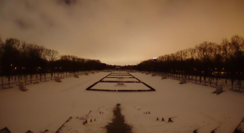 Schneeglühen durch Lichtverschmutzung im Treptower Park in Berlin.