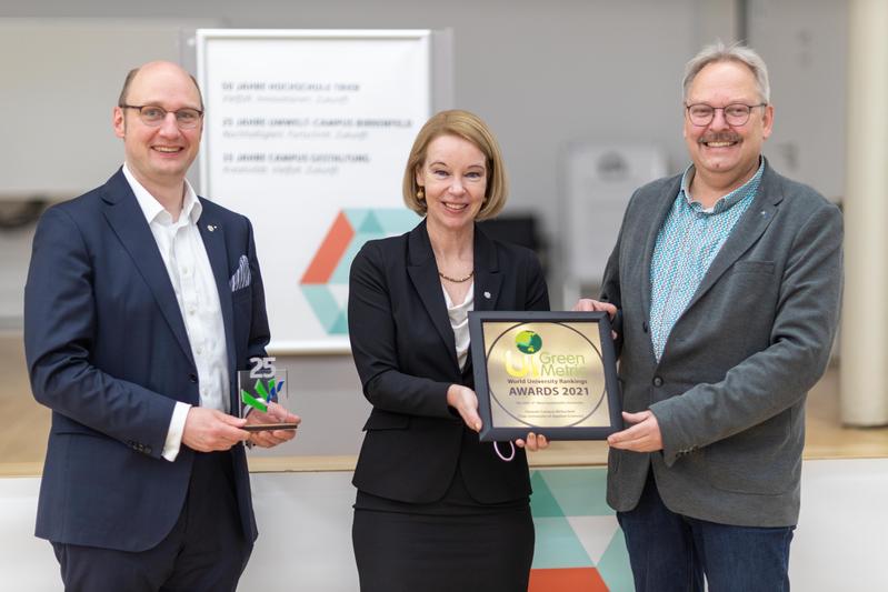 v.l.n.r. Prof. Dr. Henrik te Heesen (Umwelt Campus-Birkenfeld), Prof. Dr. Dorit Schumann (Präsidentin der Hochschule Trier), Prof. Dr. Klaus Helling (Nachhaltigkeitsbeauftragter Umwelt-Campus Birkenfeld) mit der Auszeichnung