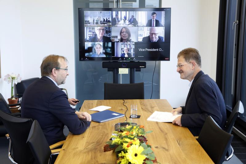 Die Absichtserklärung wurde in großer Runde unterzeichnet, Uni-Präsident Prof. Schleiff (links) und Prof. Wiese waren per Video zugeschaltet. 