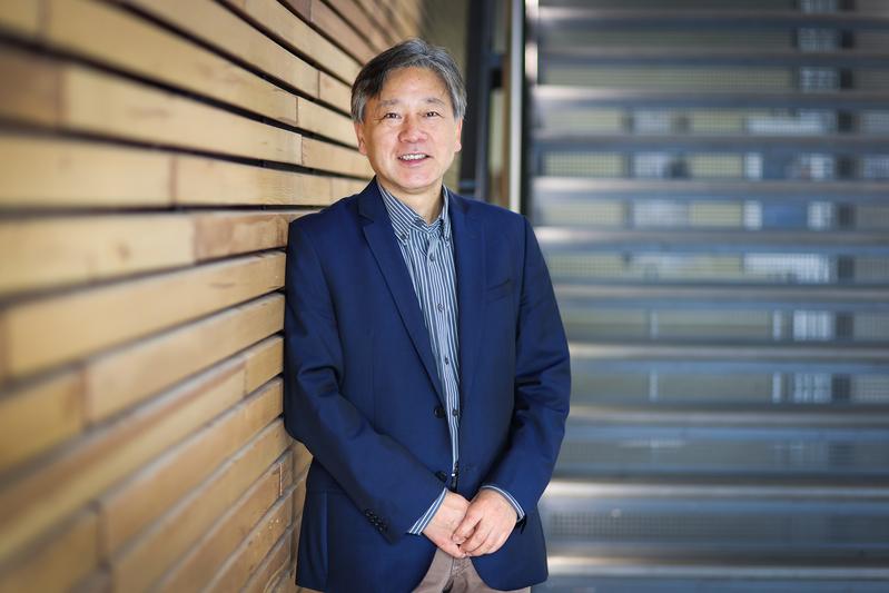 Humboldt Professor Dr Yaochu Jin is doing research on nature-inspired intelligent technological systems that organize themselves in a changing environment.