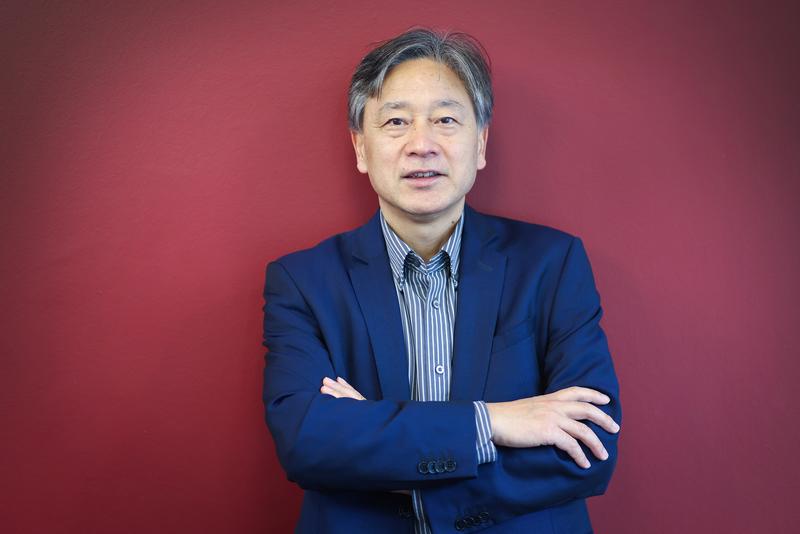 How can artificial intelligence be applied to a wide range of real-world problems in which privacy and security are a big concern? This is another topic of Humboldt Professor Dr Yaochu Jin’s research in Bielefeld.