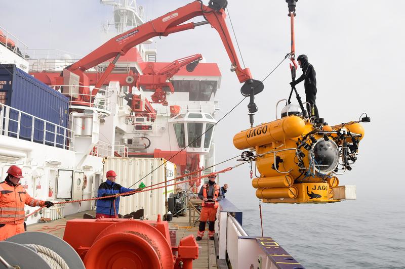 Einsatz des Tauchbootes JAGO von Bord der Maria S. Merian in Nordspitzbergen in fast 80° nördlicher Breite. 