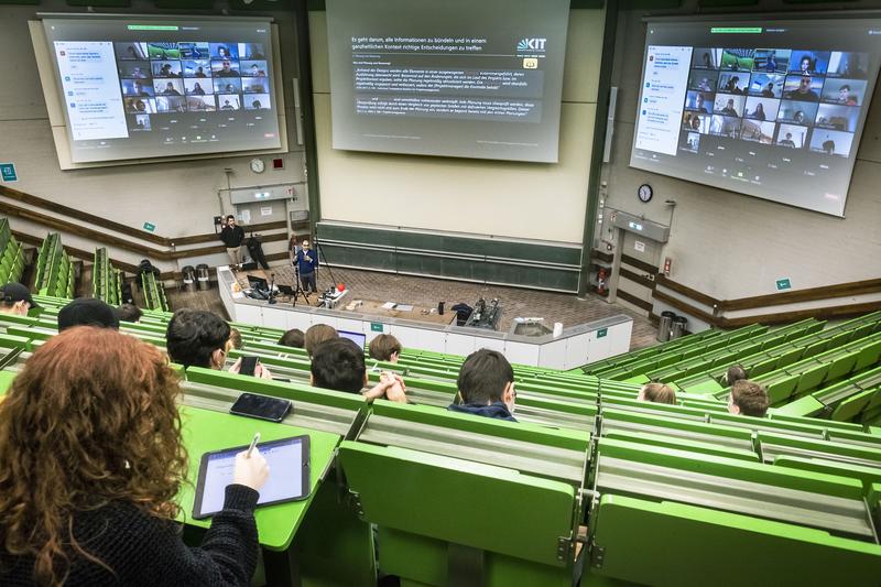 Der Hörsaal als Lernort, der Studierende vor Ort und virtuell Teilnehmende beteiligt. (Foto: Markus Breig, KIT)