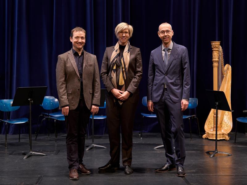 Die neue Vizepräsidentin Wissenschaft Prof. Dr. Eva Baumann (Mitte) mit dem Vizepräsidenten Kunst Prof. Oliver Wille (links) und dem Vizepräsidenten Studium und Lehre Prof. Guido Heidloff Herzig.