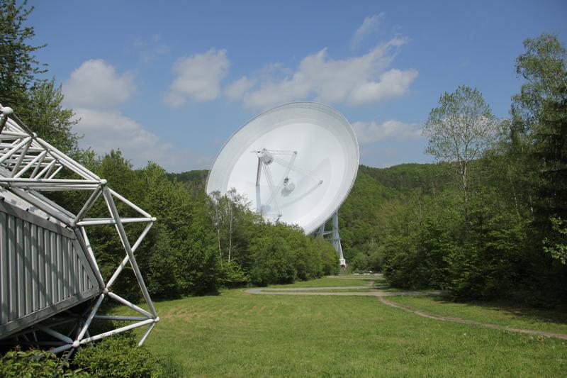 Das 100-m-Radioteleskop bei Bad Münstereifel/Effelsberg. Vom Besucherpavillon führt ein kurzer Zickzackweg bis zum Aussichtsplateau direkt vor dem Teleskop. Dort steht die Station „Zentrum der Milchstraße“ als Zielstation des Milchstraßenwegs. 