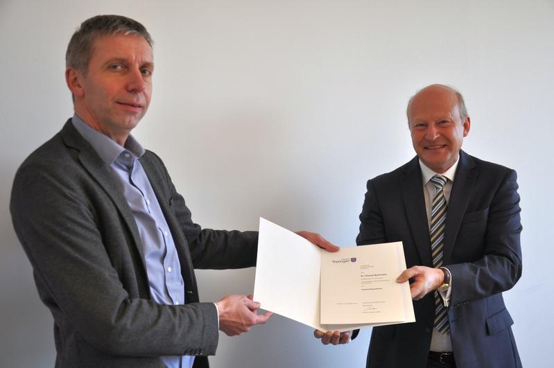 Der Präsident der TU Ilmenau, Prof. Kai-Uwe Sattler (lks.), überreicht Dr. Thomas Bachmann die Ernennungsurkunde zum Professor für Fahrzeugtechnik