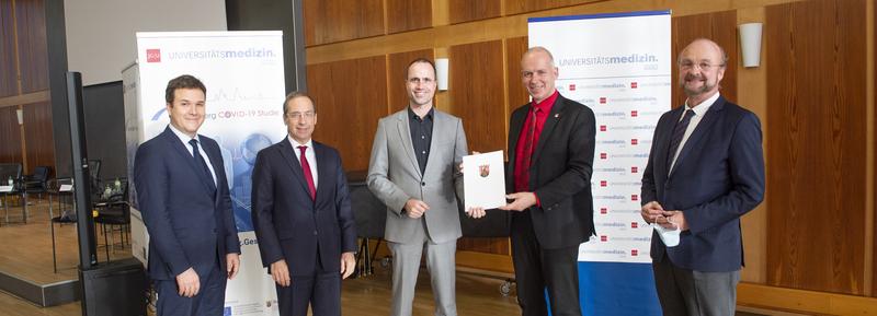 Univ.-Prof. Dr. Philipp Wild und Univ.-Prof. Dr. Norbert Pfeiffer freuen sich mit Clemens Hoch, Prof. Dr. Georg Krausch und Univ.-Prof. Dr. Ulrich Förstermann über die neuen Erkenntnisse und die Übergabe des Bewilligungsbescheids zur Long COVID Studie; 