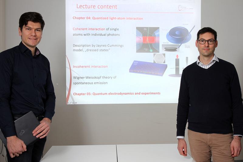 Professor Dr. Artur Widera (re.) und sein Kollege Dr. Thomas Niederprüm forschen und lehren zur Quantenphysik