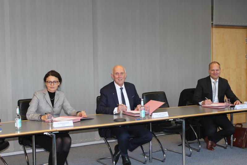 Vertragsunterzeichnung: (von links) Dr. Mihaela Seidl (CFO der ESG), Prof. Dr. Walter Schober (Präsident THI) und Christoph Otten (CEO der ESG)