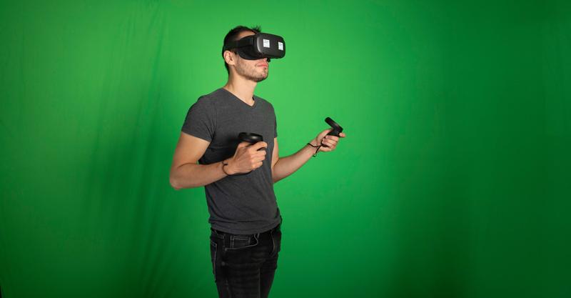 MPSP-Doktorand Carlos Sevilla probiert die neue VR-Technologie der School aus, die auch für den Escape Room angewendet werden könnte.