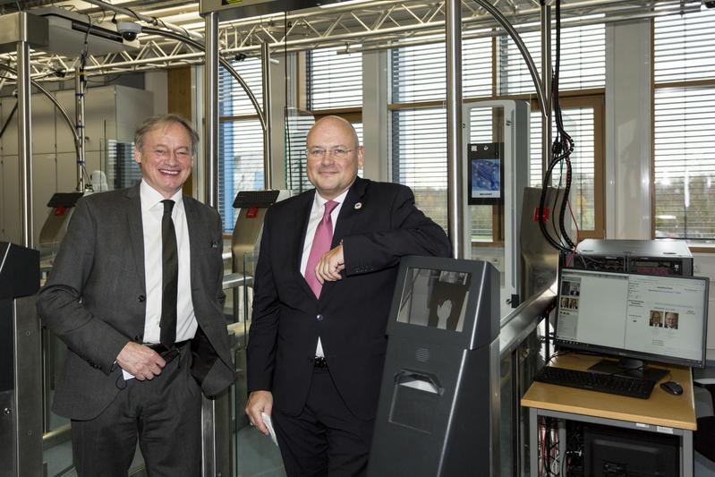 Hochschulpräsident Hartmut Ihne und BSI-Präsident Arne Schönbohm bei der Eröffnung des Biometrie-Evaluationszentrums an der H-BRS in Sankt Augustin.