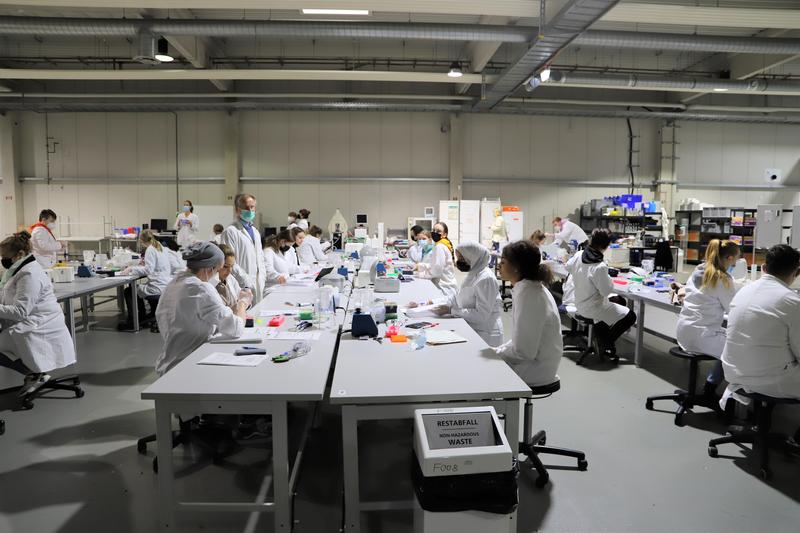 Neu eingerichtete Studierenden-Arbeitsplätze am Fachbereich Angewandte Naturwissenschaften der H-BRS in Rheinbach.