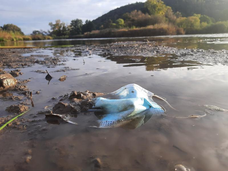 Kunststoffmüll gelangt aus den Gewässern – im Bild die Lahn in Mittelhessen – in die Flussauen. 