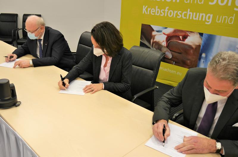 Professor Michael Manns (Präsident der MHH), Dr. Sabine Schopp (Geschäftsführendes Vorstandsmitglied der Rut- und Klaus-Bahlsen-Stiftung) und Dr. Jürgen Seja (Vorsitzender der Rut- und Klaus-Bahlsen-Stiftung) bei der Vertragsunterzeichnung