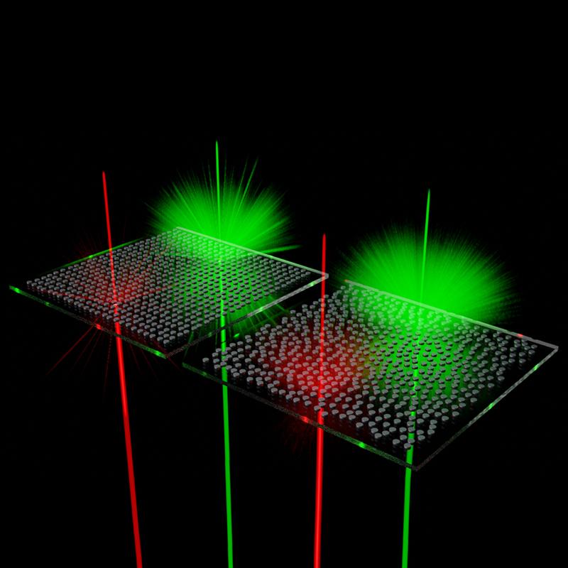 Die Streuzentren – Silizium-Nanopartikel, hier als schwarze Scheiben dargestellt – auf dem transparenten Substrat streuen (einstellbar) bestimmte Farben von Licht, andere Wellenlängen werden nicht beeinflusst. 
