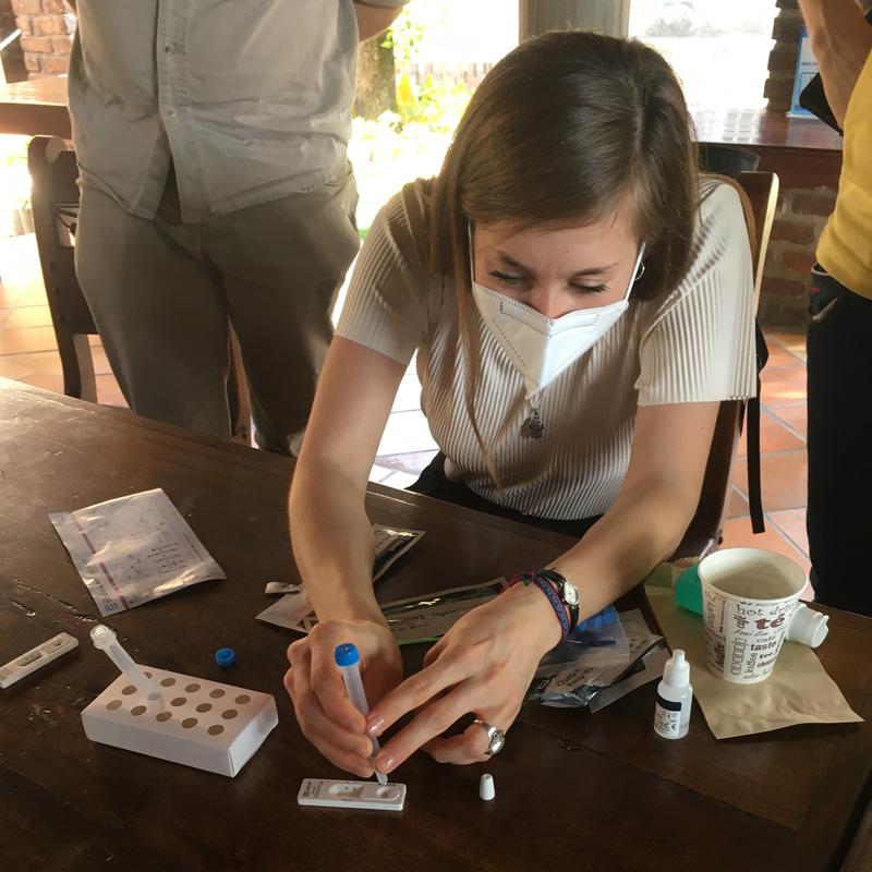 Eine Mitarbeiterin aus dem Team um Prof. Jan Felix Drexler demonstriert in der kolumbianischen Grenzregion zu Venezuela die Anwendung von Antigen-Schnelltests