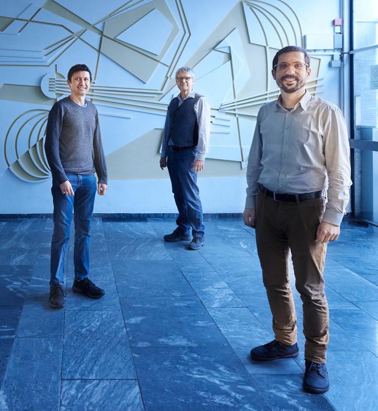 Das Team der Universität Bonn mit Dr. Manolo Rivera Lam (links), Prof. Dr. Dieter Meschede (Mitte) und Dr. Andrea Alberti (rechts). 