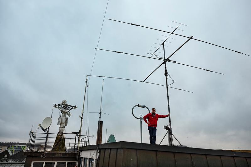 Schunk beim Funk: Elektrotechnik-Ingenieur Max Schunk ist an der Hochschule Coburg für den Amateurfunk zuständig – und damit auch für die Antennen auf dem Dach. Foto: Julian Uebe / Hochschule Coburg 