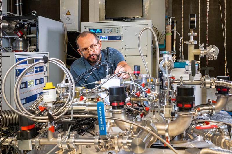 Marc A. Wilde untersucht im Labor des Lehrstuhls Topologie korrelierter Systeme im Physik-Department der Technischen Universität München auf dem Campus Garching Materialien mit speziellen Symmetrien, wie beispielsweise Mangan-Silizium.