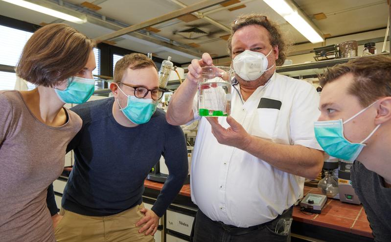 Das Team vom Kekulé-Institut für Organische Chemie und Biochemie der Universität Bonn (von links): Regine Mika, Jonathan Heinrich Schacht, Prof. Dr. Andreas Gansäuer und Sebastian Höthker.