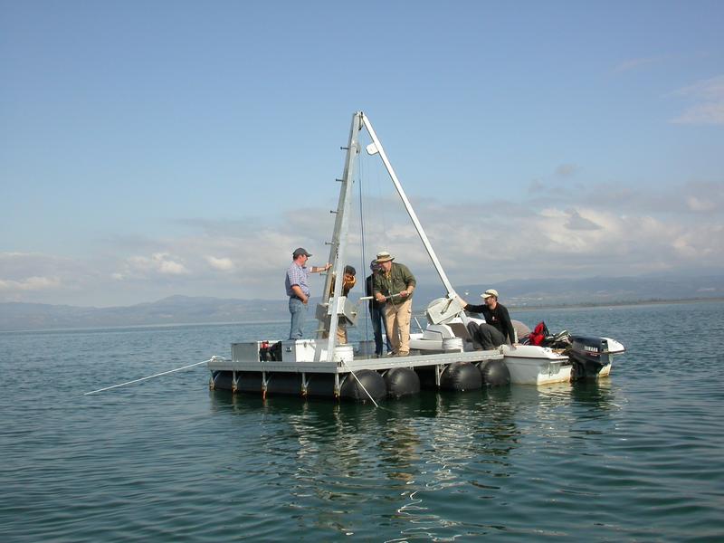 Schwimmende Plattform, mit denen die Wissenschaftler der Universität Bonn auf dem Iznik-See (Türkei) Bohrkerne aus dem Seesediment entnahmen und darin die Pollen bestimmten. 