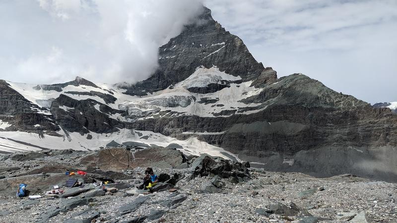 Forschende bei der Installation der Referenzstation in einem Gletschervorfeld am Fuss des Matterhorns. Die beiden Messstationen am Matterhorn befinden sich auf 4470 m ü. M. knapp unterhalb des Gipfels und auf 4003 m ü. M. im Solvaybiwak am am Hörnligrat. 