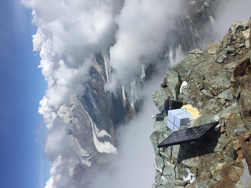 Seismometer auf 4470 m ü. M. unmittelbar unterhalb des Matterhorn-Gipfels 