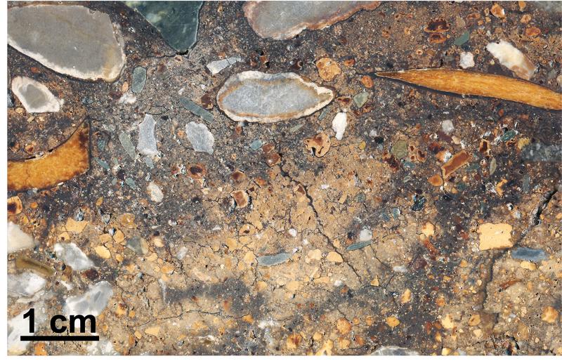 Oberfläche eines in Kunststoff imprägnierten Sedimentblocks aus der Denisova-Höhle.