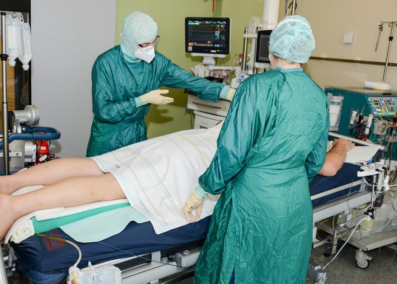 Je nach Körpergröße, Gewicht und eingesetzter Medizintechnik können bei der Umlagerung eines Patienten auf der Intensivstation fünf Personen beteiligt sein