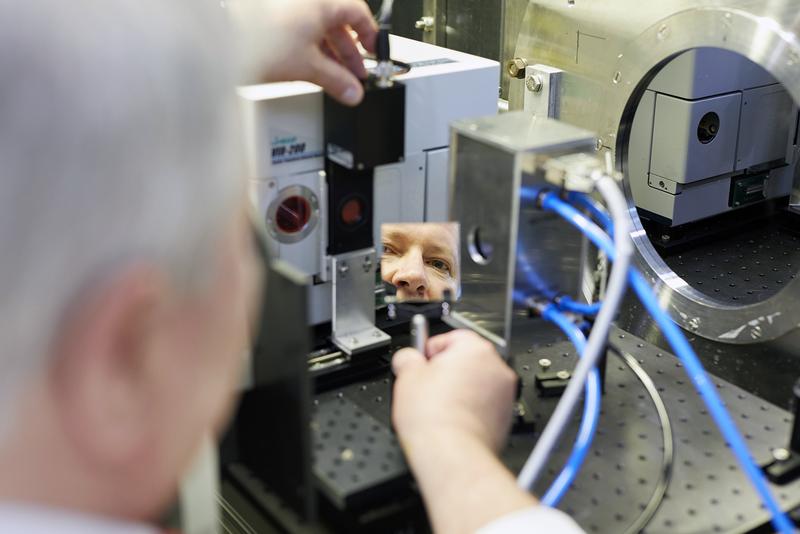 Dr. Aurel Radulescu am Instrument KWS-2 des Jülich Centre for Neutron Science (JCNS) in der Forschungs-Neutronenquelle Heinz Maier-Leibnitz (FRM II) der Technischen Universität München