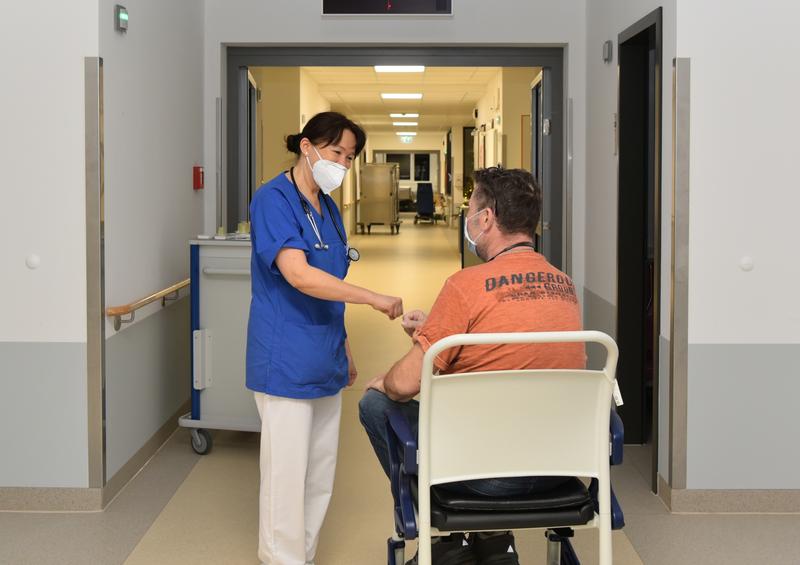 Verabschiedung auf der Station: Nach Genesung und Beendigung der Isolierung kehrt der Patient jetzt in seine Heimat zurück.