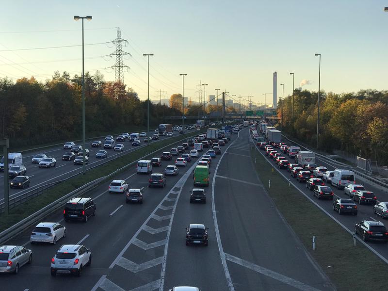 Trotz aktueller Fahrzeugtechnik hat die Schweizer PKW-Flotte hohe Emissionswerte. Um der Ursache auf die Spur zu kommen, hat ein Team der Empa Fahrzeugdaten mit Deep-Learning-Techniken untersucht.