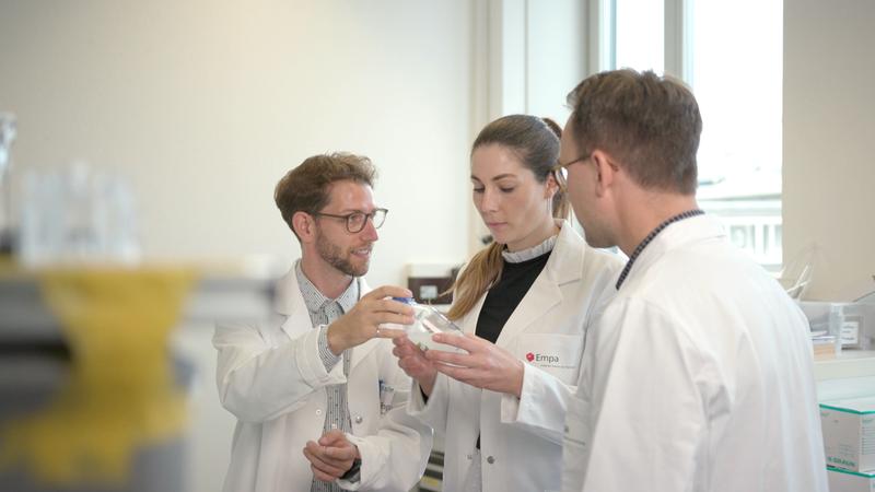 Empa researchers Kevin DeFrance (left) and Gustav Nyström (right) developed the sustainable cellulose protective coating for fruits and vegetables together with Corina Milz from Lidl Switzerland.