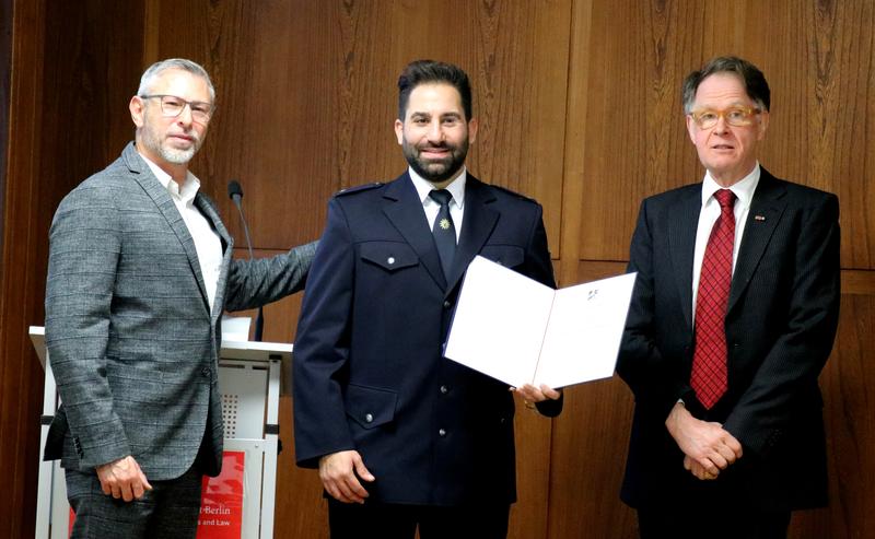 HWR Berlin-Alumnus Polizeikommissar Turgay Akkaya erhält Eberhard-Fischer-Preis für Bachelorarbeit zur Entwicklung einer Anti-Stalking-App. Im Bild mit seinen Betreuern Prof. Christian Matzdorf (li.) und Stefan Graf Finck von Finckenstein.