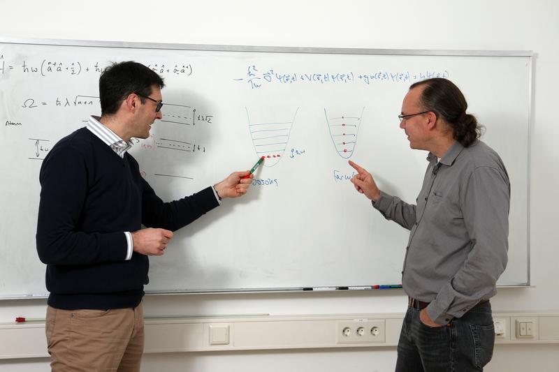 Professor Dr. Artur Widera (li.) und Professor Dr. Herwig Ott forschen und lehren zu Quantentechnologien. 