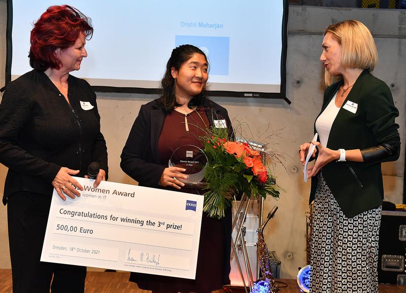 Die Würdigung ihrer hervorragenden Leistungen: Drishti (Mitte) erhält den 3. Platz beim Zeiss Women Award. 