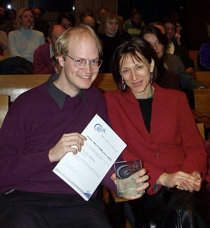 Diplom-Physiker Stefan Heusler, Arts of Science, Köln, und seine Partnerin freuen sich über den Publikumspreis des Festivals "Bilder aus der Physik" (BAPH) 2001.
