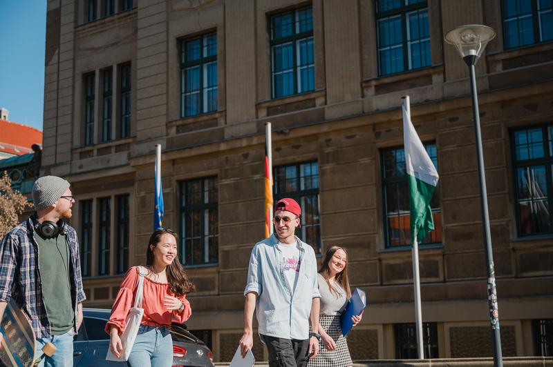 Interkulturalität und Internationalität wird an der HSZG groß geschrieben. Man studiert nicht nur direkt an der Grenze zu Polen und Tschechien sondern auch mit Menschen aus allen Winkeln der Welt zusammen.