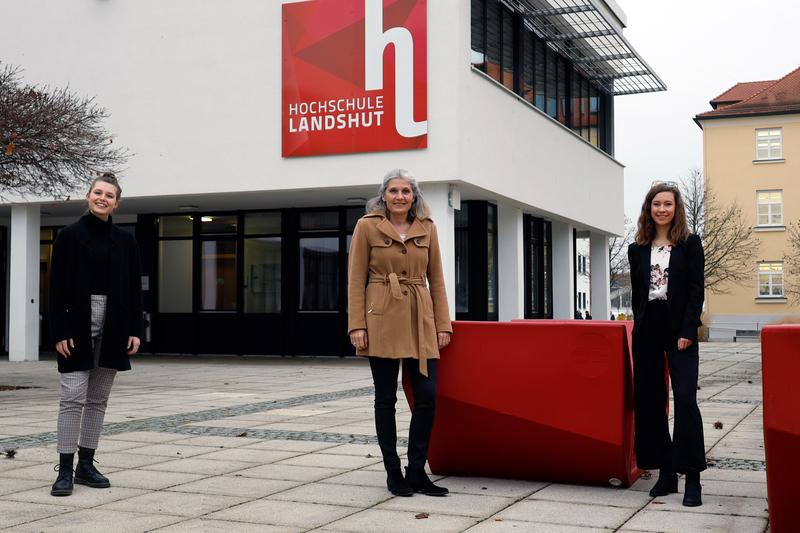The project team at Landshut University of Applied Sciences (Anna Hofer, Prof Eva Wunderer, Cäcilia Hasenöhrl; from left) wants to professionalise the digital counselling services. 