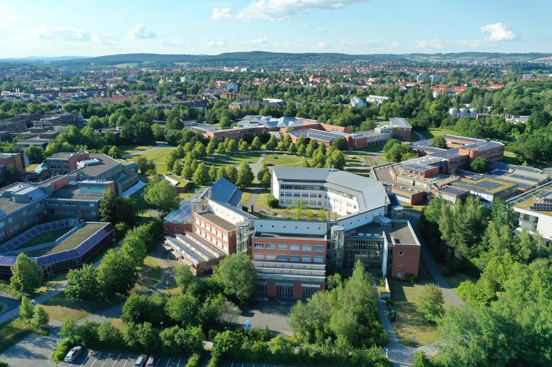 Luftbild des Campus der Universität Bayreuth, im Mittelpunkt das Bayerische Geoninstitut