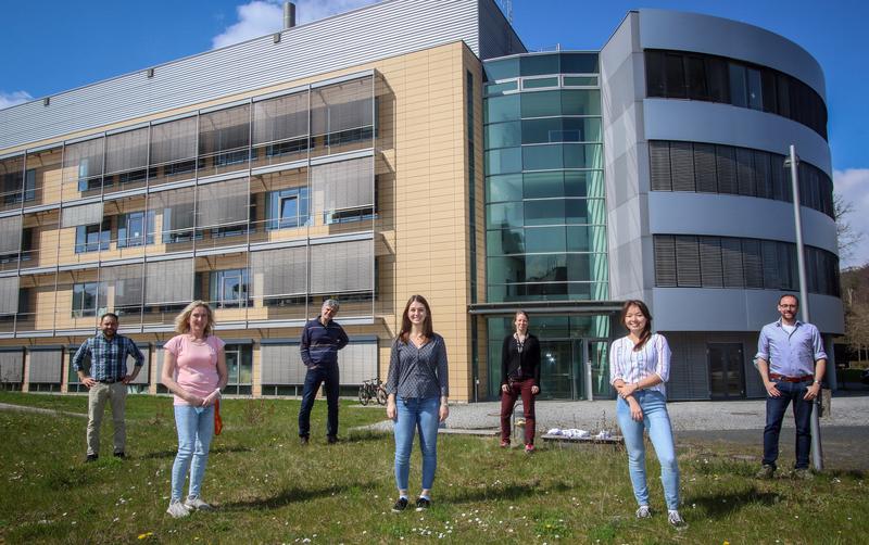 Wie Impfungen gegen das grassierende Coronavirus sich bei Hochbetagten auswirken, ermittelte ein Forschungsteam aus dem Institut für Medizinische Mikrobiologie und Krankenhaushygiene sowie dem Institut für Virologie der Universität Marburg.