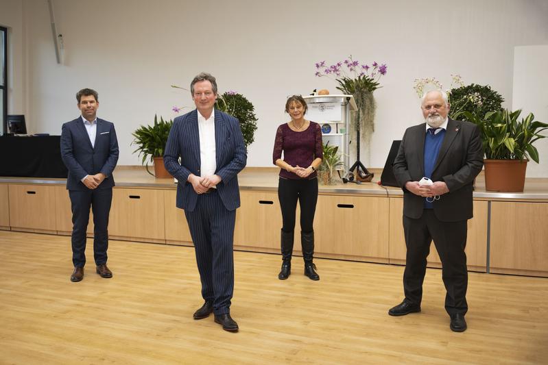 Prof. Dr. Thomas Nauss (links), Prof. Dr. Denise Hilfiker-Kleiner (2. v. r.) und Prof. Dr. Jürgen Schäfer (rechts) hießen Dr. Eckart von Hirschhausen offiziell als Honorarprofessor am Fachbereich Medizin der Universität Marburg willkommen. 